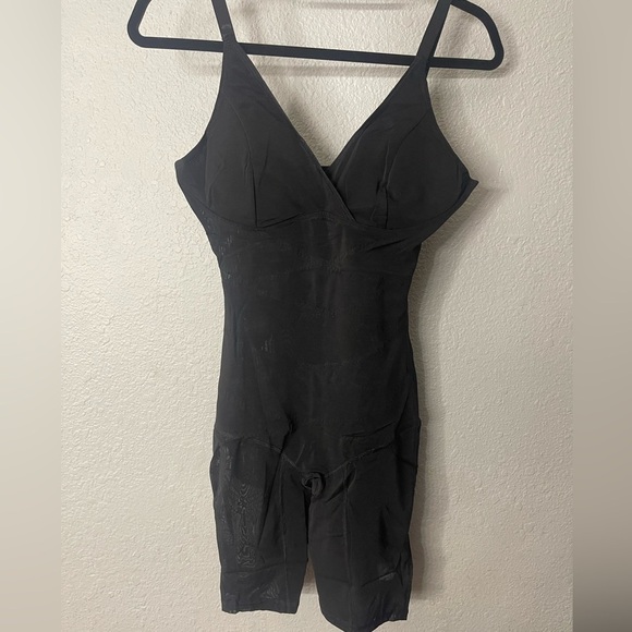 Black Shapewear Bodysuit with V-neckline and Form-fitting Design - Picture 1 of 5